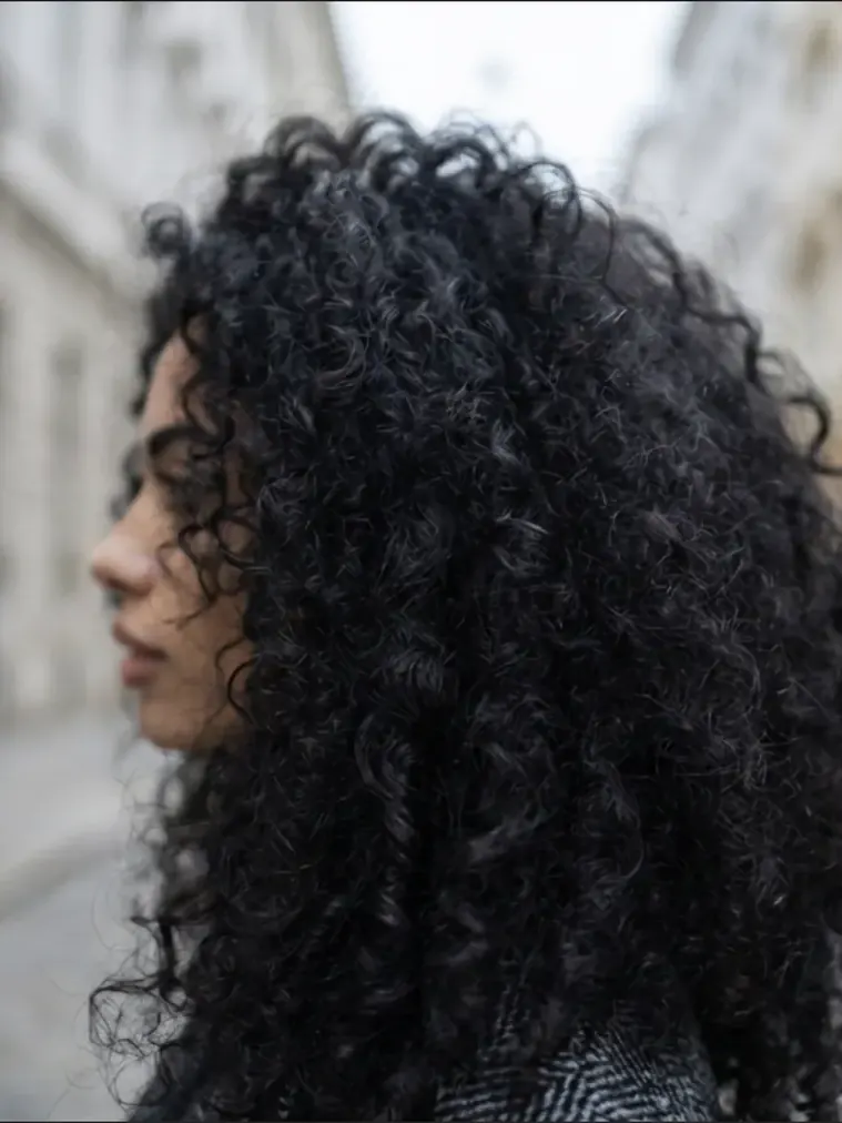 Natural Curls Seitenprofil Detail - Wildwuchs Friseur Linz Lookbook