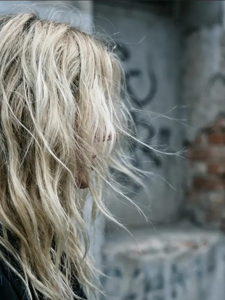 Blondes Haar im Wind Street Detail - Wildwuchs Friseur Linz Lookbook